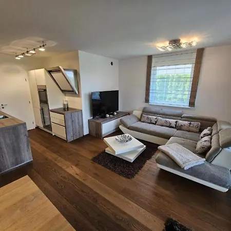 Design Mit Terrasse & Parkplatz